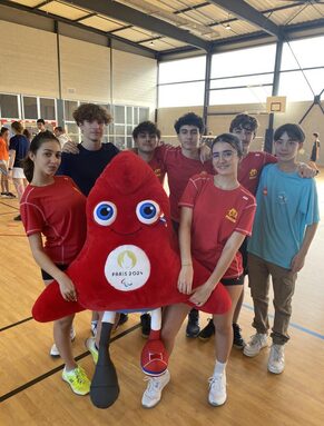 L'équipe de Badminton de Picasso avec la mascotte des JO de Paris 2024